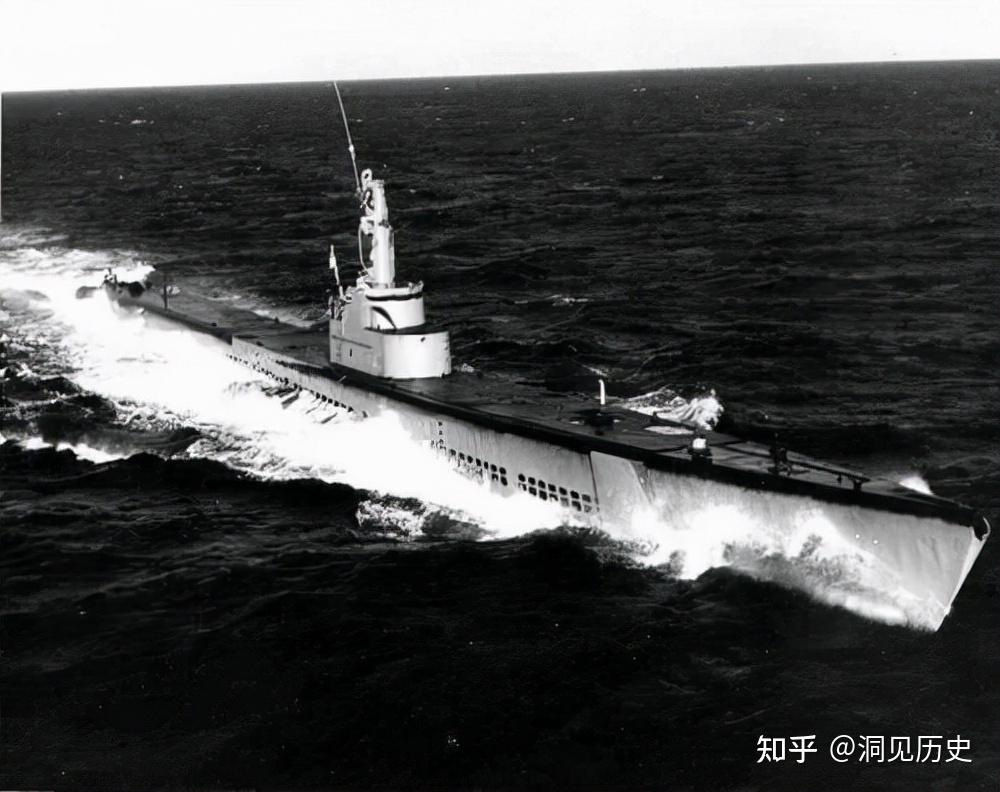 当时在它附近的美军"皇后鱼"号潜艇已经在这片海域巡航了四个多月了