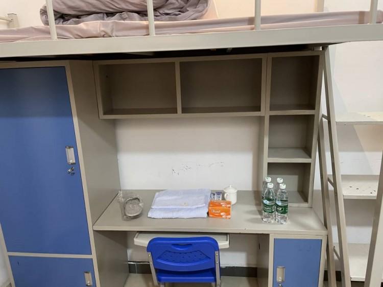 知情人曝中冠梅县赛区参赛球队睡小学生上下铺球员脚都伸不开