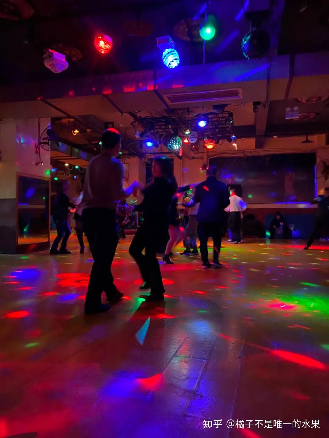 揩油的老头骚包的嬢嬢重庆老年舞厅里的声色犬马