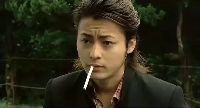 在《热血高校1,2》里饰演一心想要制霸铃兰高中的"百兽之王"99芹泽