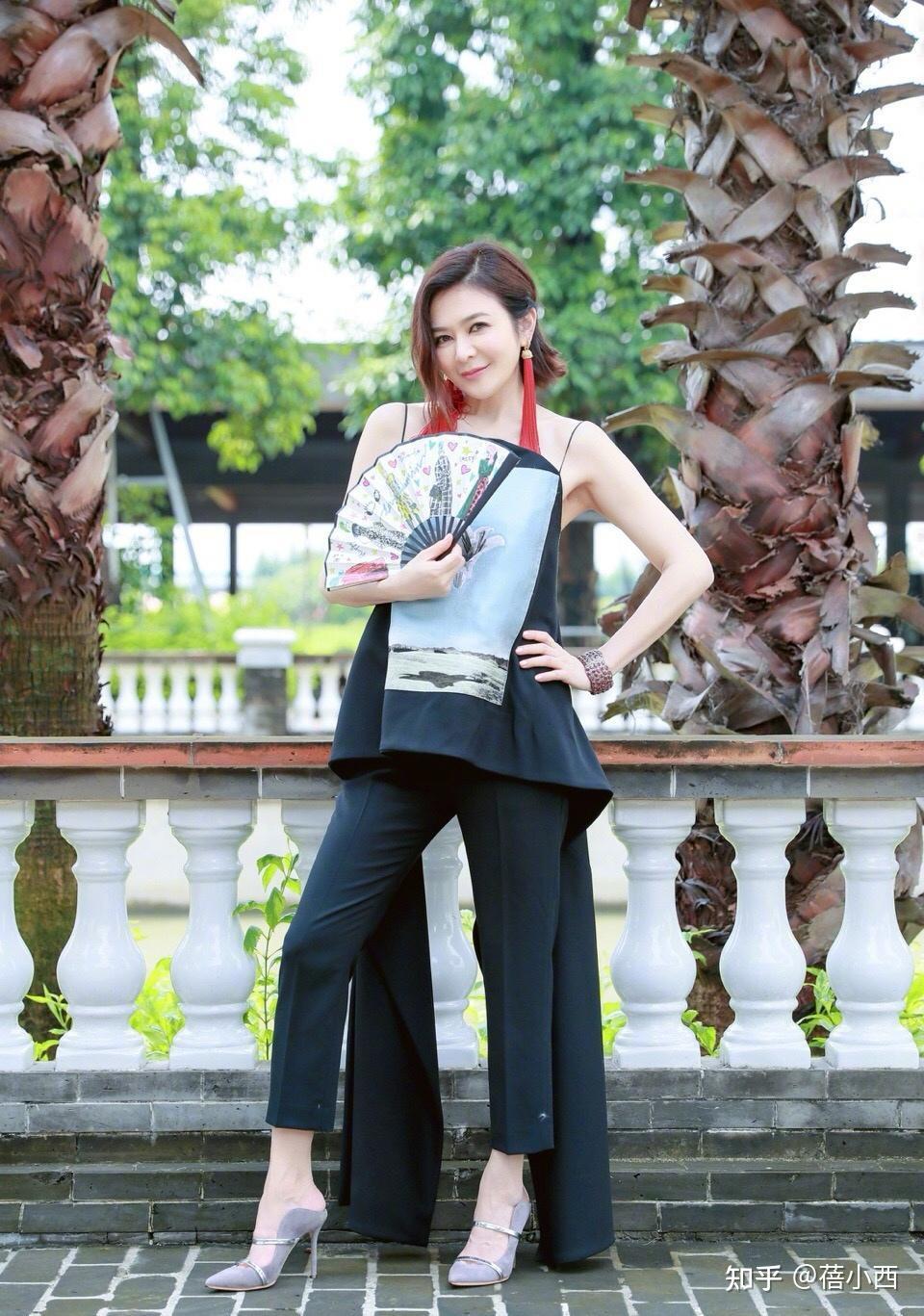 关之琳与向太站c位合影,穿印花套装配波波头,气场一点也不输 - 知乎