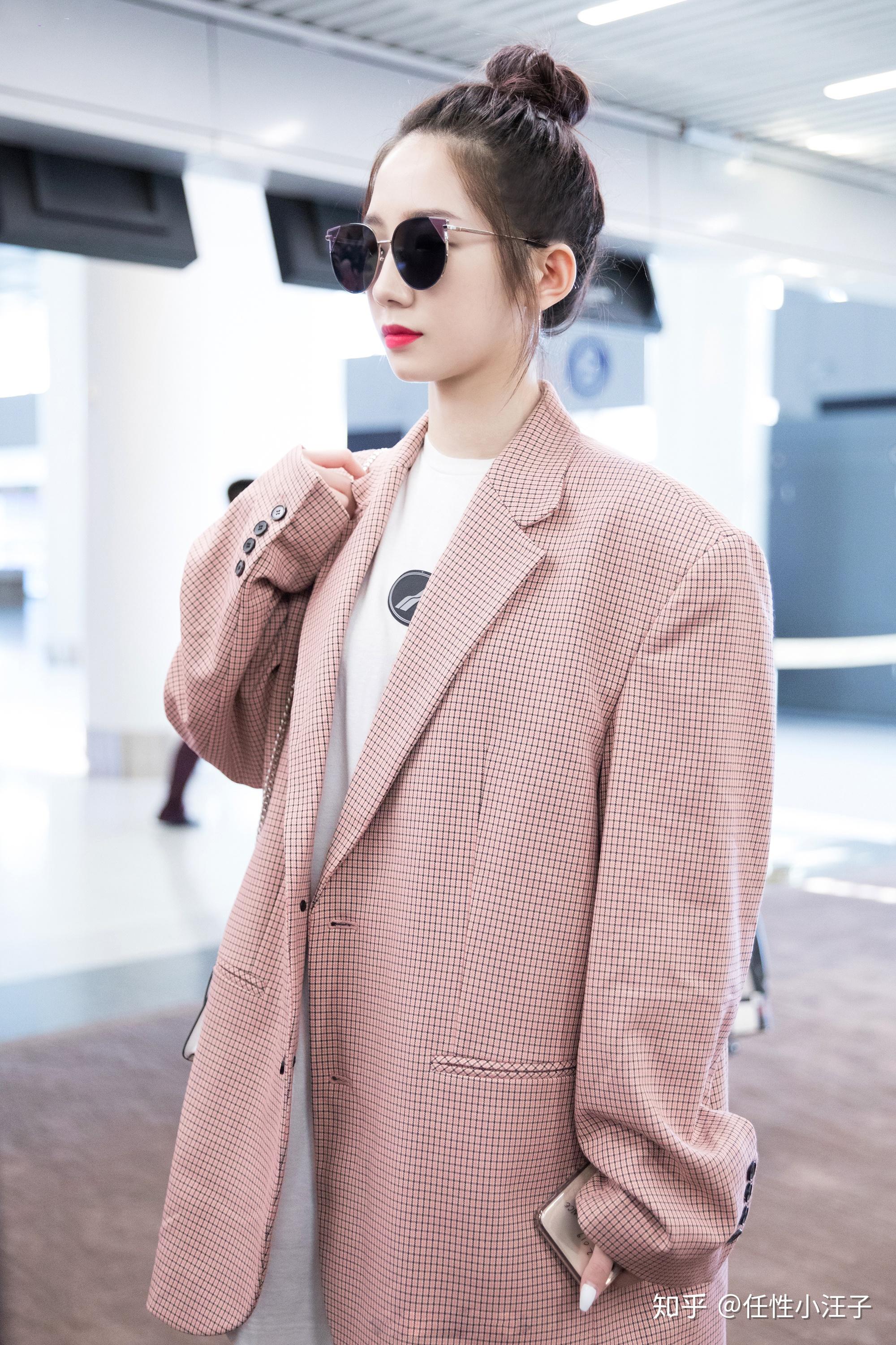 孟美岐的时尚街拍气场全开酷帅感十足