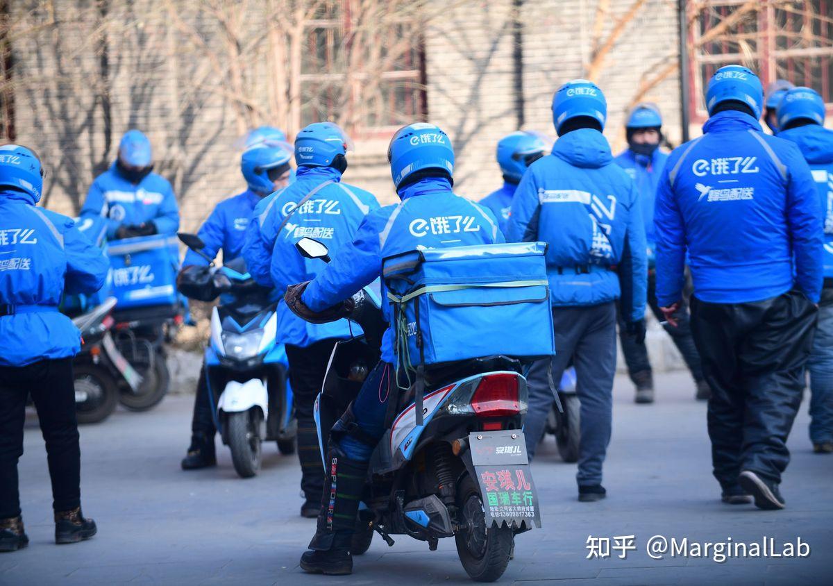 饿了么最初只向骑手的家人提供了2000元人民币的赔偿,但在公众的强烈