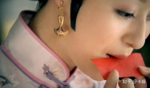 在电视剧里经常会出现一种红色的"口红纸",女子只要轻轻一抿就上色了