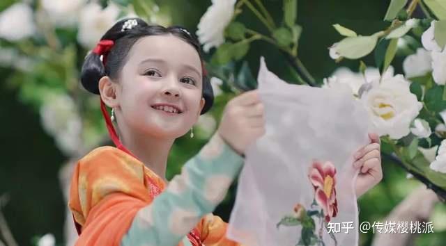 《风起霓裳》讲述了极具制衣天赋的少女库狄琉璃(娜扎饰)与少年登科却