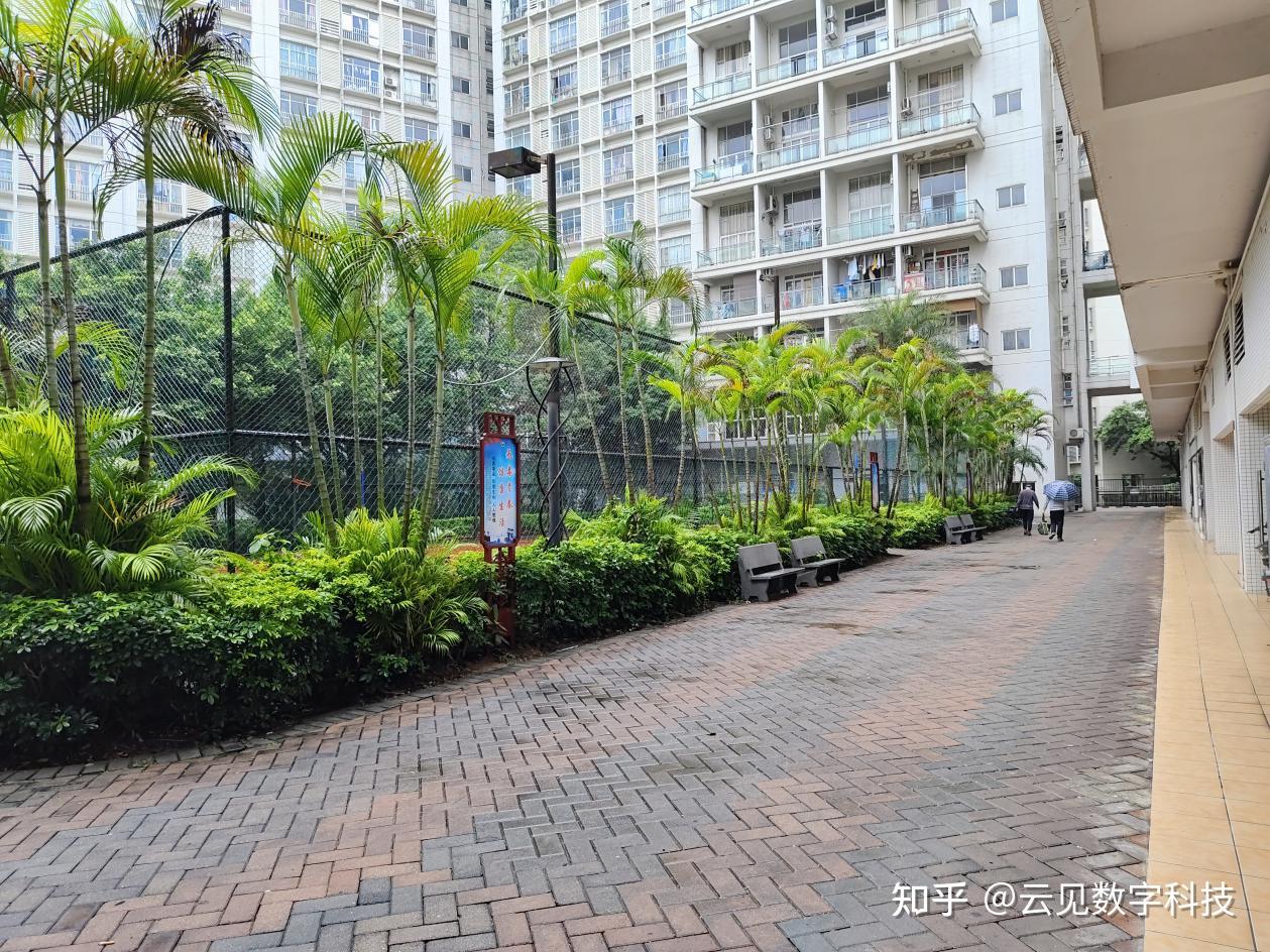 云峰花园位于花都区镜湖大道2号,由广州宏峰房地产开发有限公司负责