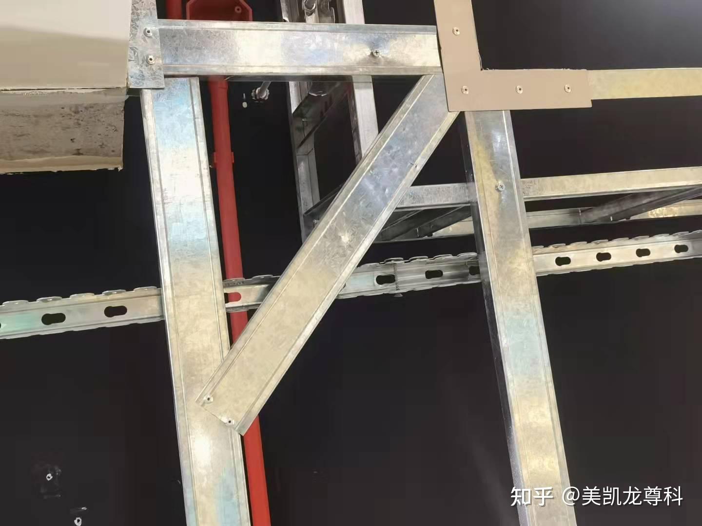 轻钢龙骨转角采用加固转角码,边龙骨与次龙骨采用铆钉连接.