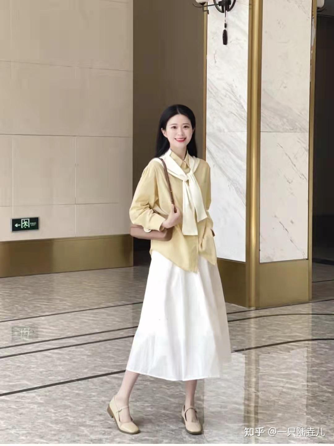 这条法式的波点连衣裙非常适合约会和相亲穿,衣服的这个颜色真的很显