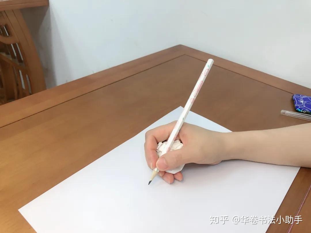 男人的手在书桌上用钢笔在笔记本上写字照片摄影图片_ID:413440243-Veer图库