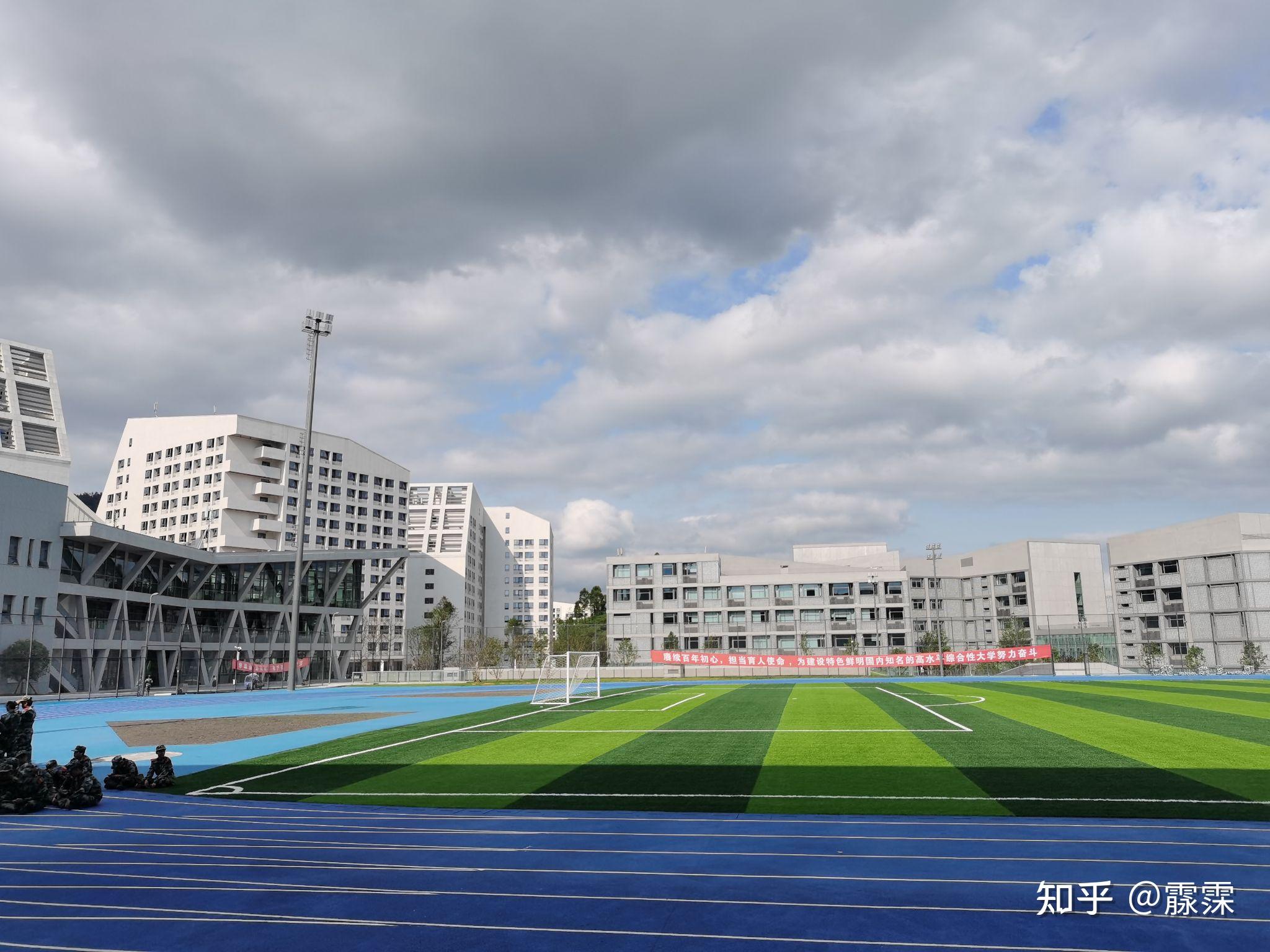 这里介绍一下西华大学宜宾校区西华大学宜宾校区位于"万里长江第一城"