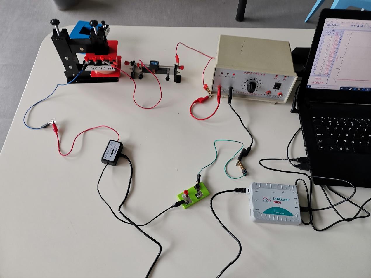 利用電流傳感器探究電流的自感現象