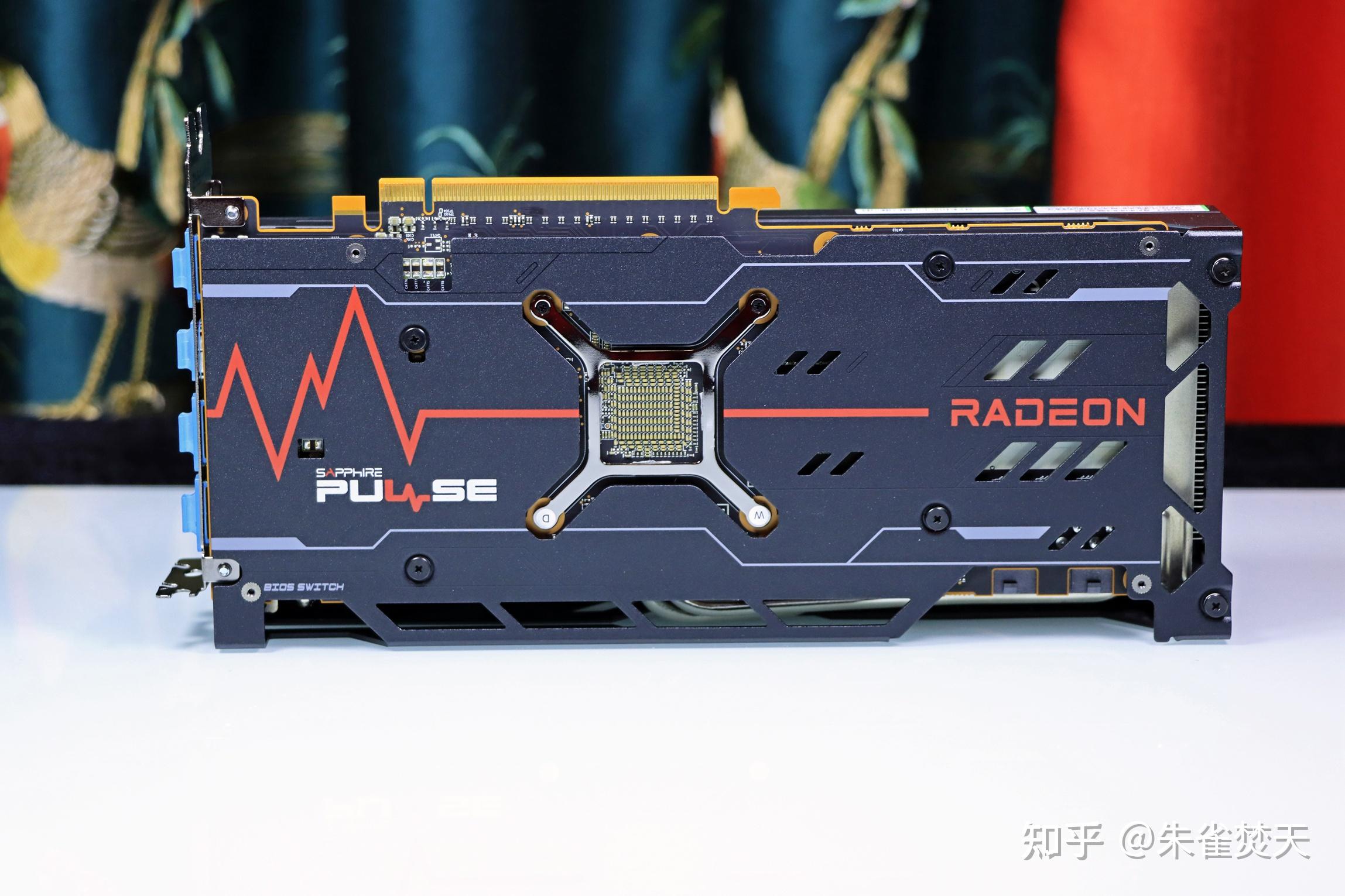 显卡是来自蓝宝石的 rx6700xt 白金版,外包装的包装风格沿袭着蓝