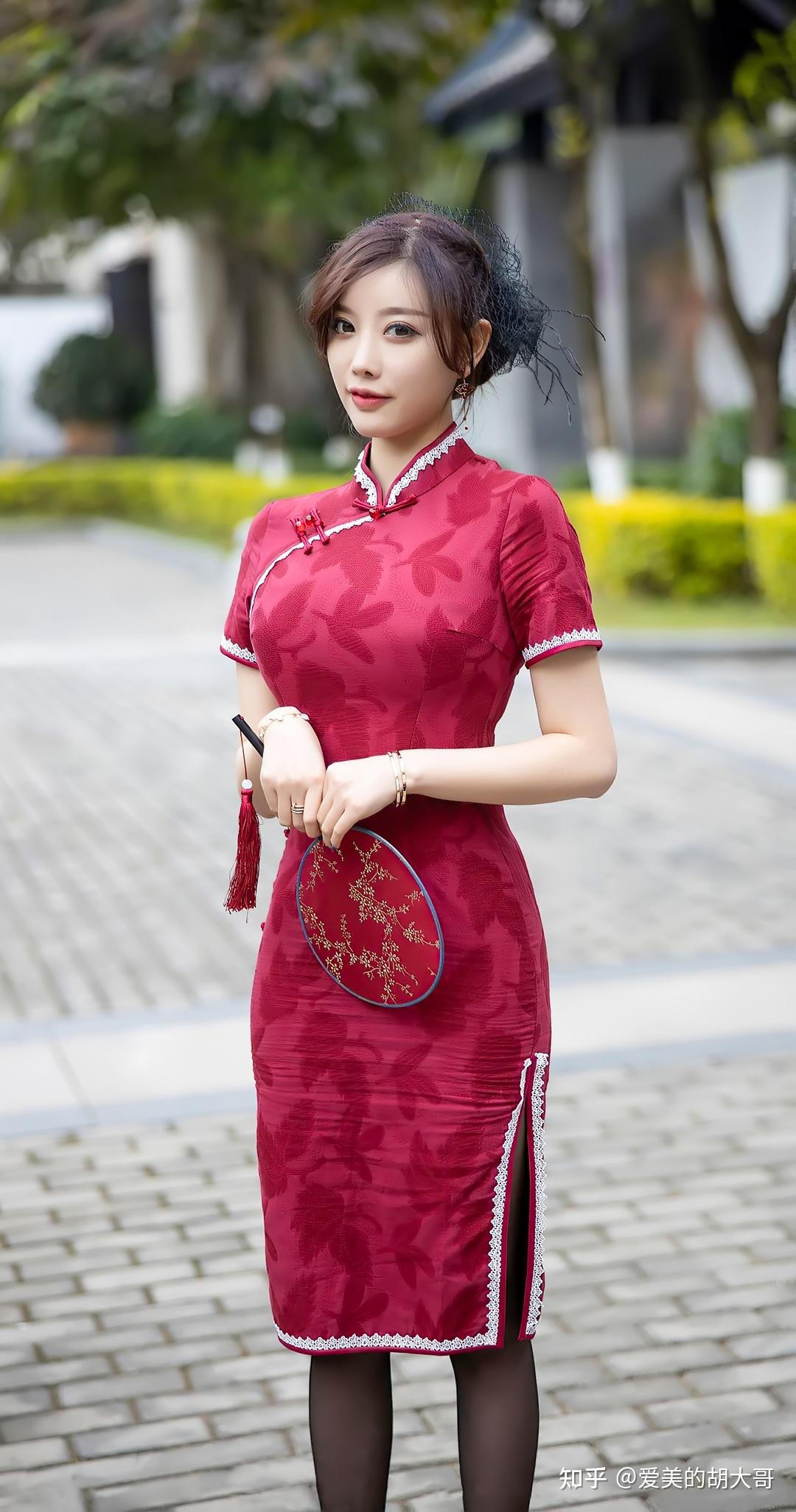 美女旗袍写真红色旗袍配性感黑丝玲珑身材尽显东方女性神韵