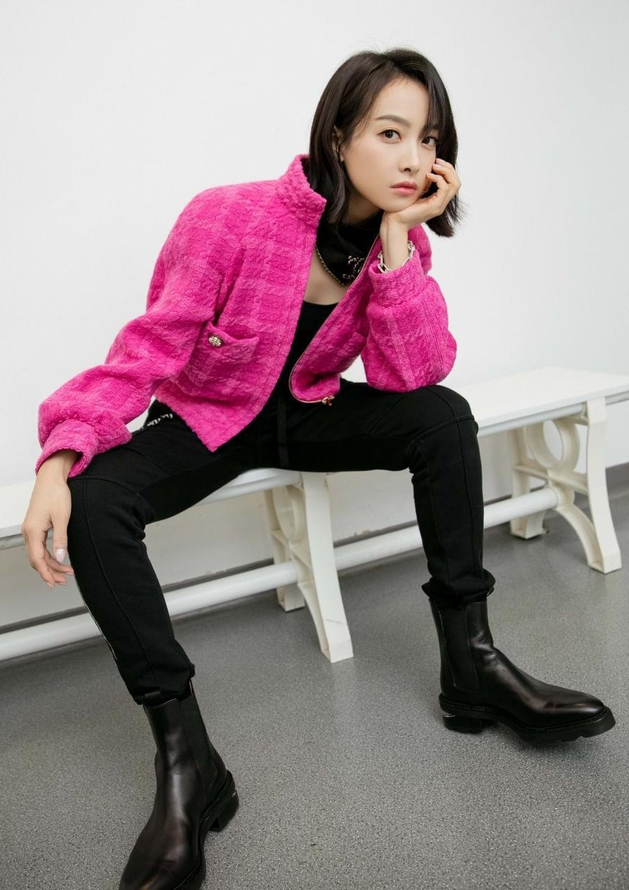 宋茜一件粉色小香风外套和工装裤的混搭再加上一双马丁靴的加持又甜又