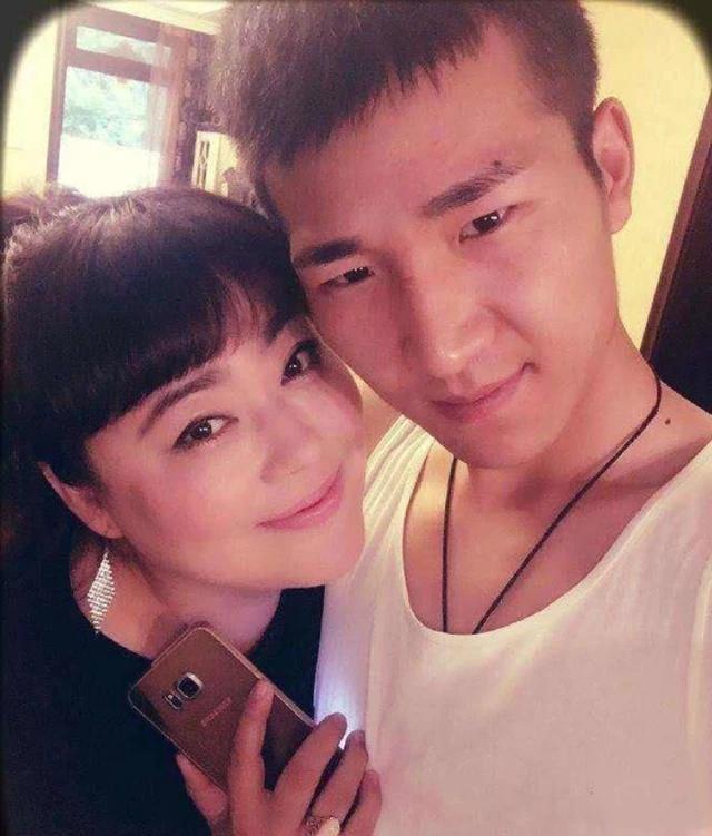 容颜不出众又年近50岁结过婚生过娃李菁菁为何让90后老公着迷