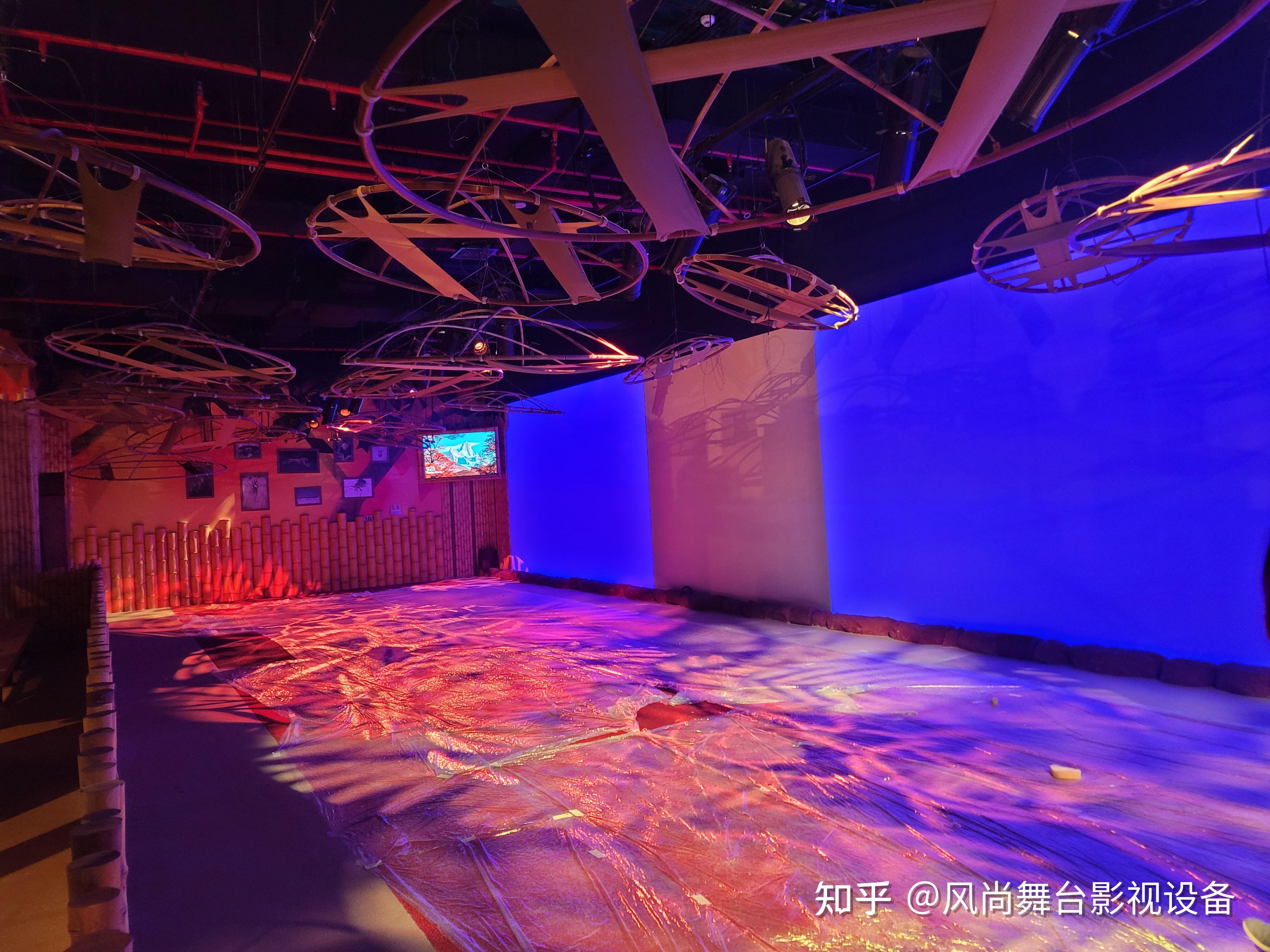 采用的是风尚th-346 200w rgbw四合一铸铝变焦成像灯,一共125台,灯具