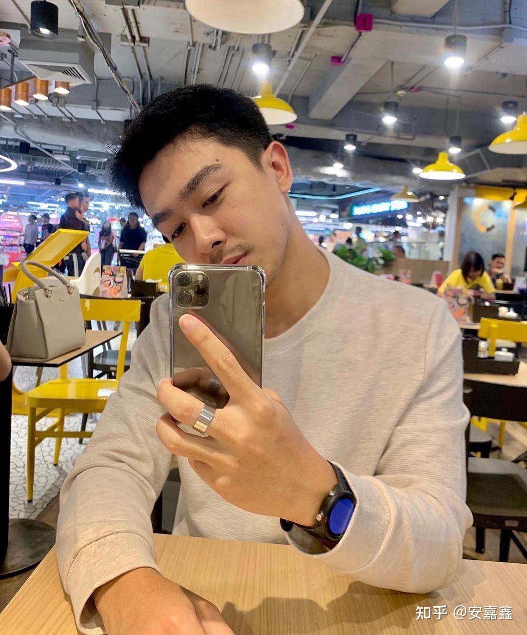 这是骗我的那个人发给我的他的自拍,他口才很好,把自己包装成高富帅.