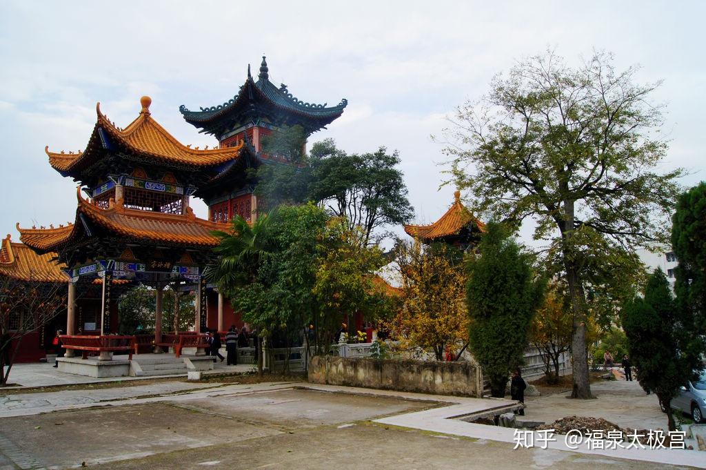 自此,福泉山就留下了一神(财神沈万三)一仙(仙人张三丰)的踪迹,成为