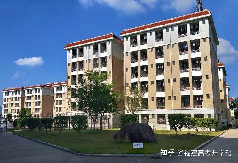 37漳州科技職業學院學生宿舍按較高標準的學生公寓建設,每間住4位學生