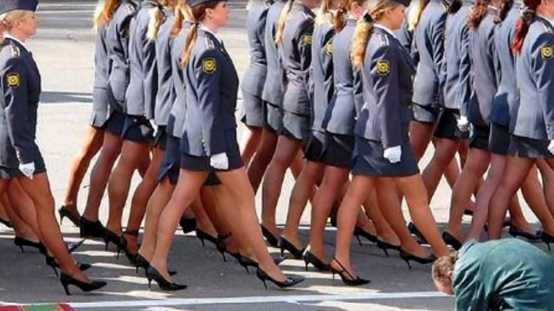 智利大阅兵士兵奏着军乐踢着正步接受检阅