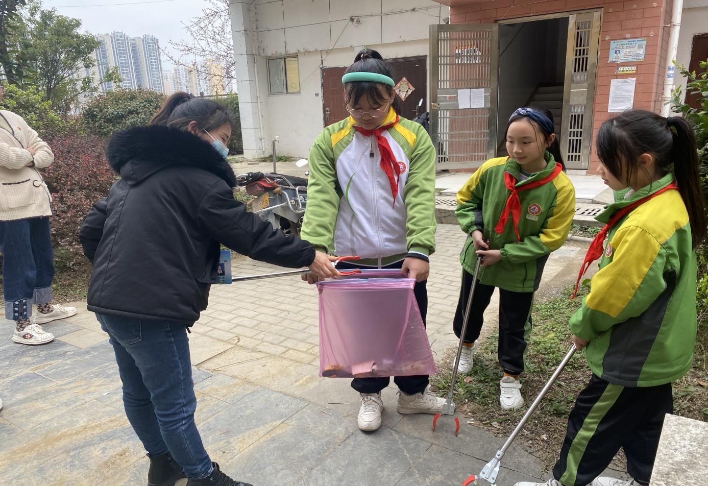 雷锋精神代代传文明卫士我先行都匀三小实验校区举行雷锋精神宣讲及