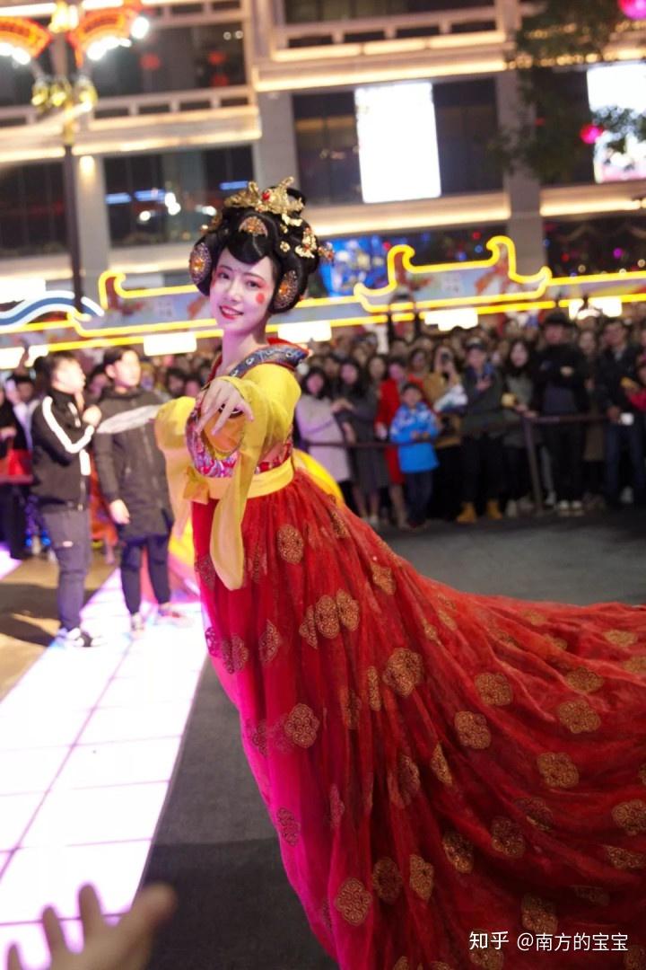 西安90后姑娘扮不倒翁走红游客为她挤断3根隔离栏