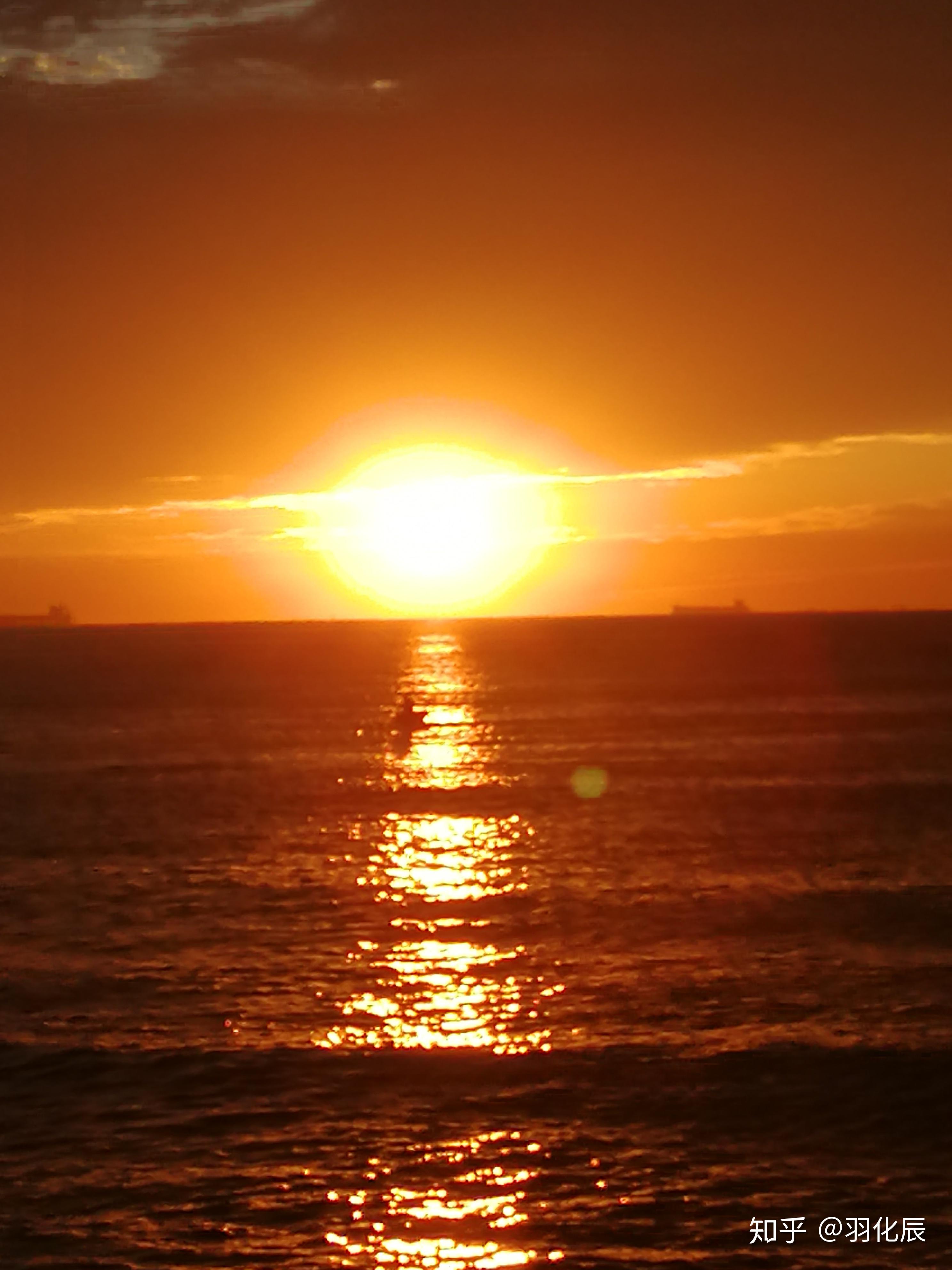 日出之时纵使是乌云密布也阻挡不住太阳的万丈光芒