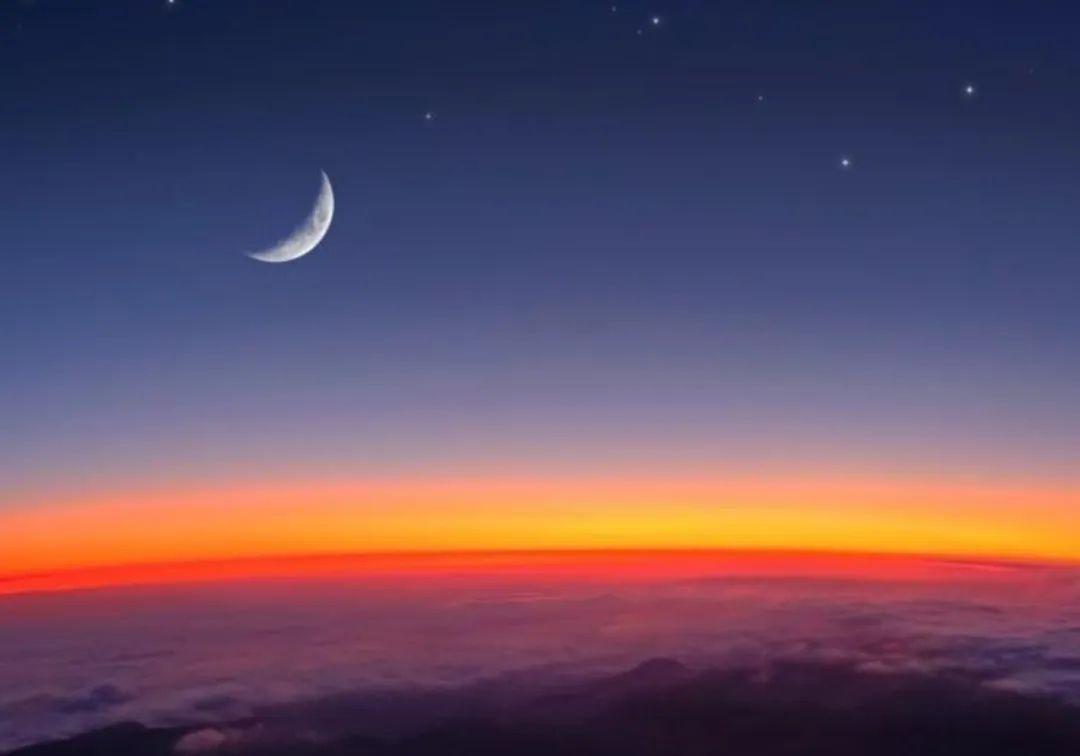 日月辰星空之下的闪耀之光