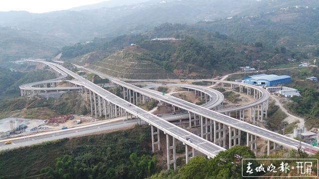墨临高速公路还将发挥更大的价值:向北经成昆高速连接成渝经济圈,进入