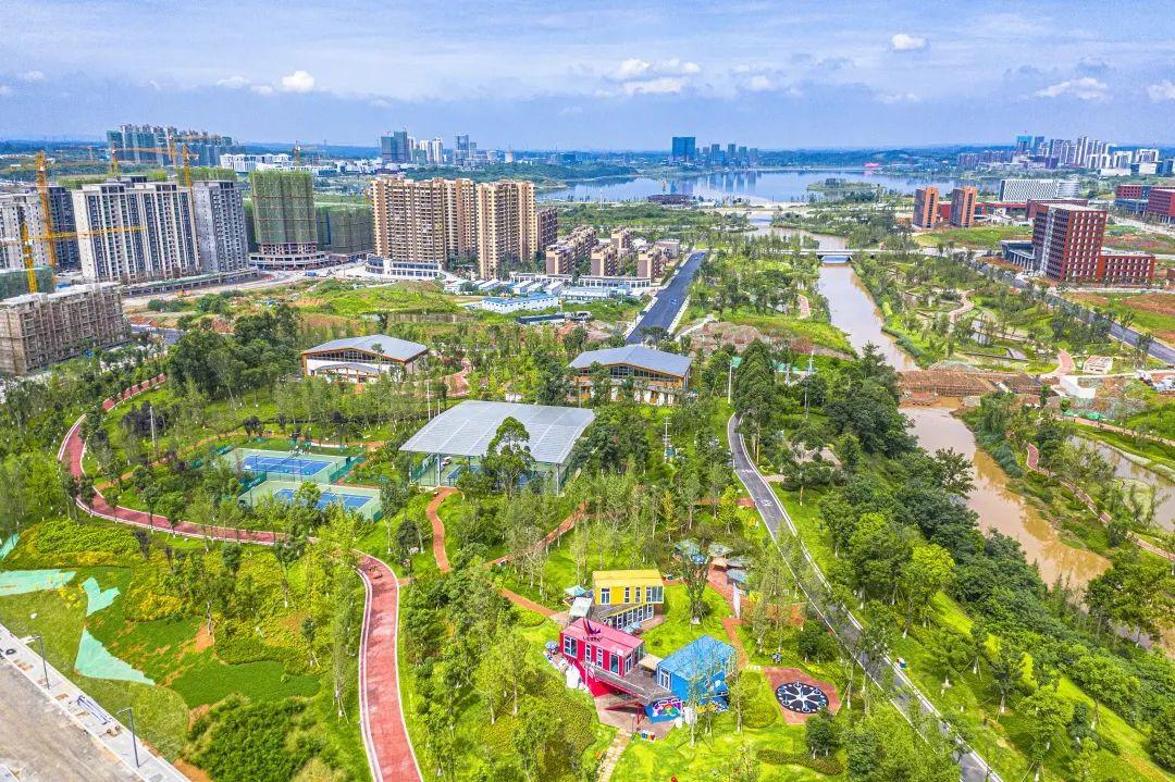 快来鹿溪智谷的网球场尽情pk吧