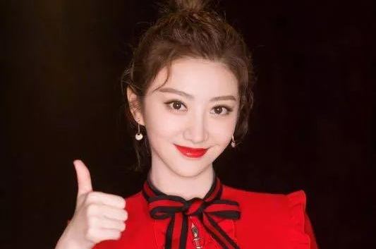 景甜的Gucci、古巨基的套袖,春晚造型全解析,谁