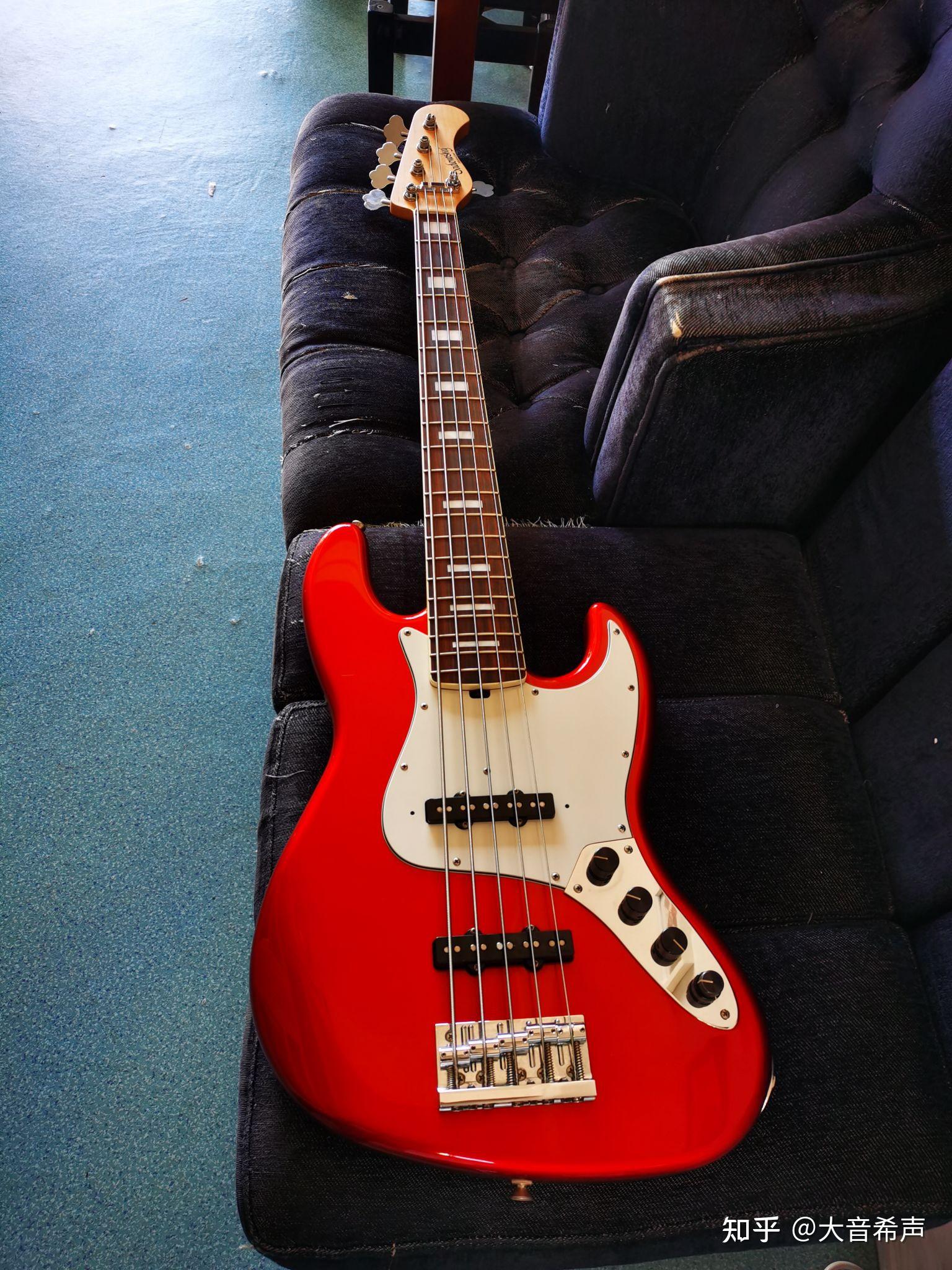 红色贝斯贴什么颜色的贴纸比较好看?