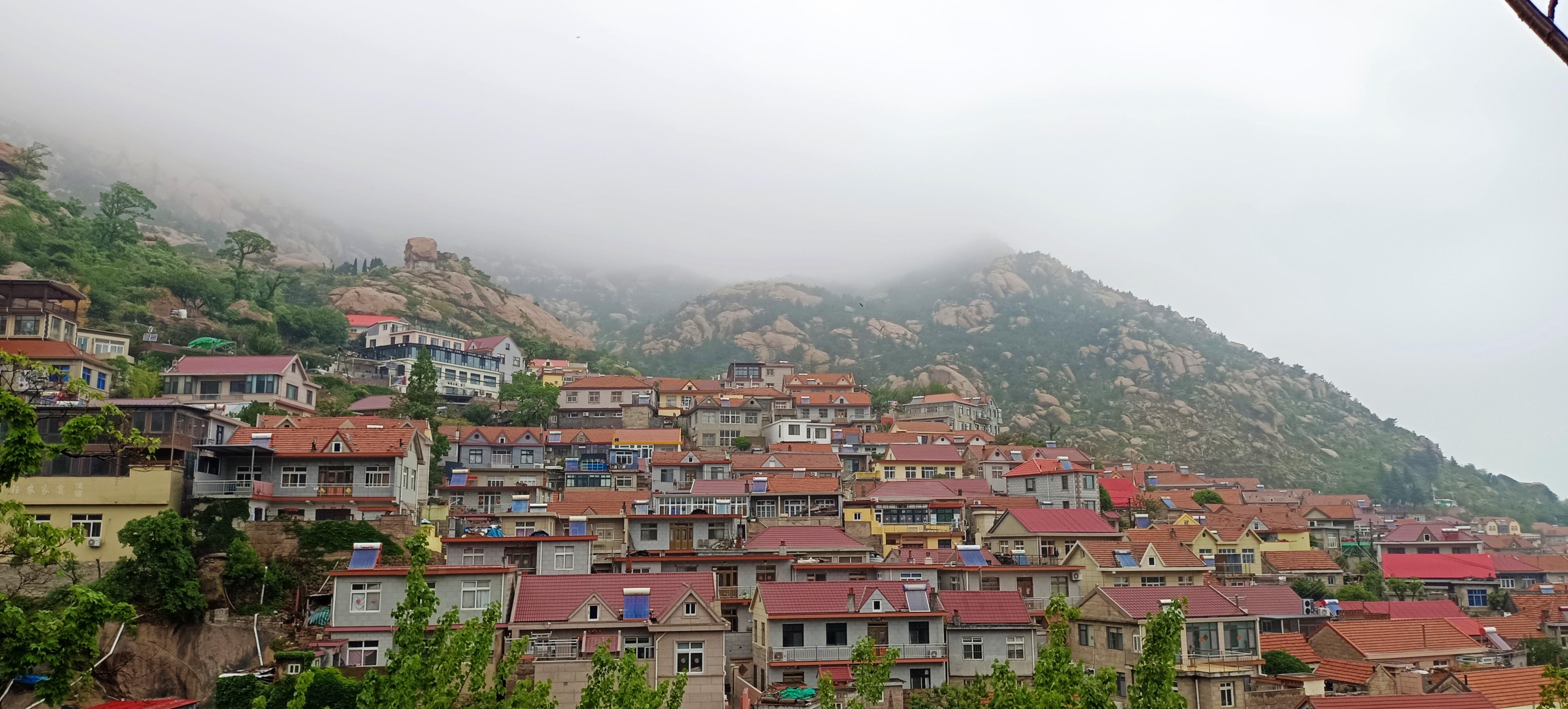 看在那云雾缭绕间有一处世外桃源雨中的青岛青山渔村