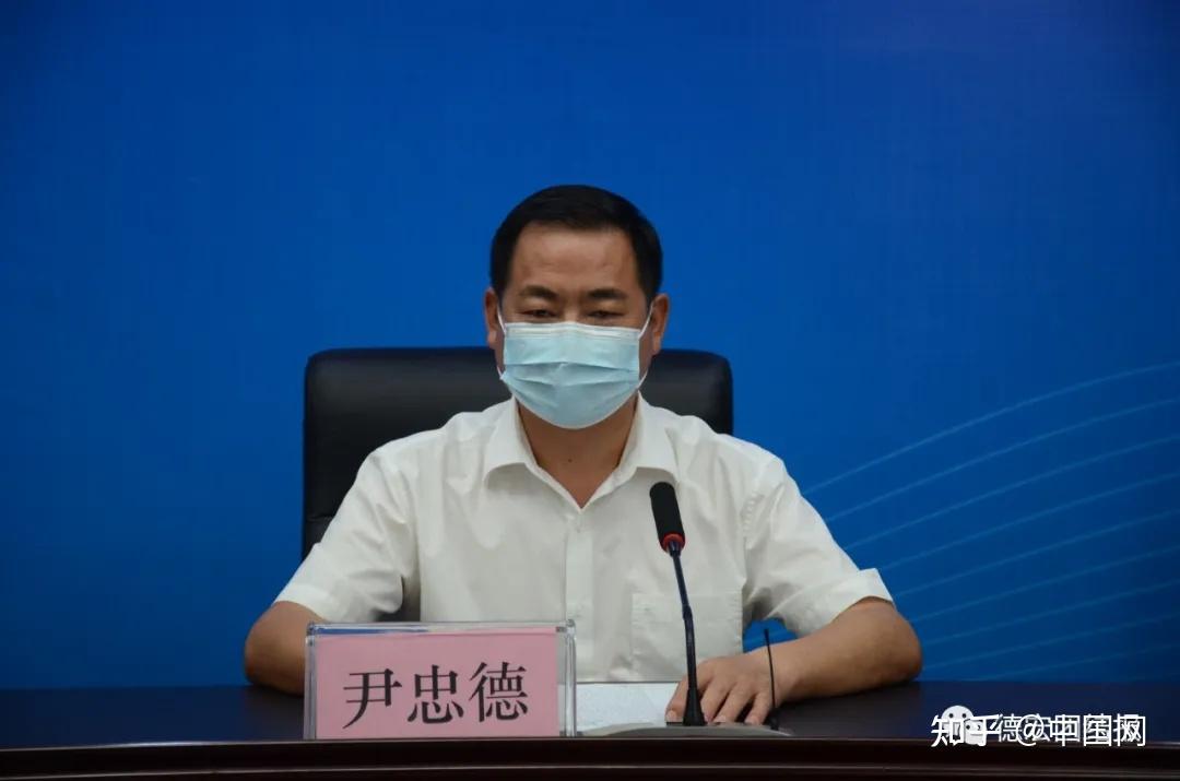 10月29日凌晨,瑞丽市召开新闻发布会,瑞丽市人民政府市长尚腊边介绍