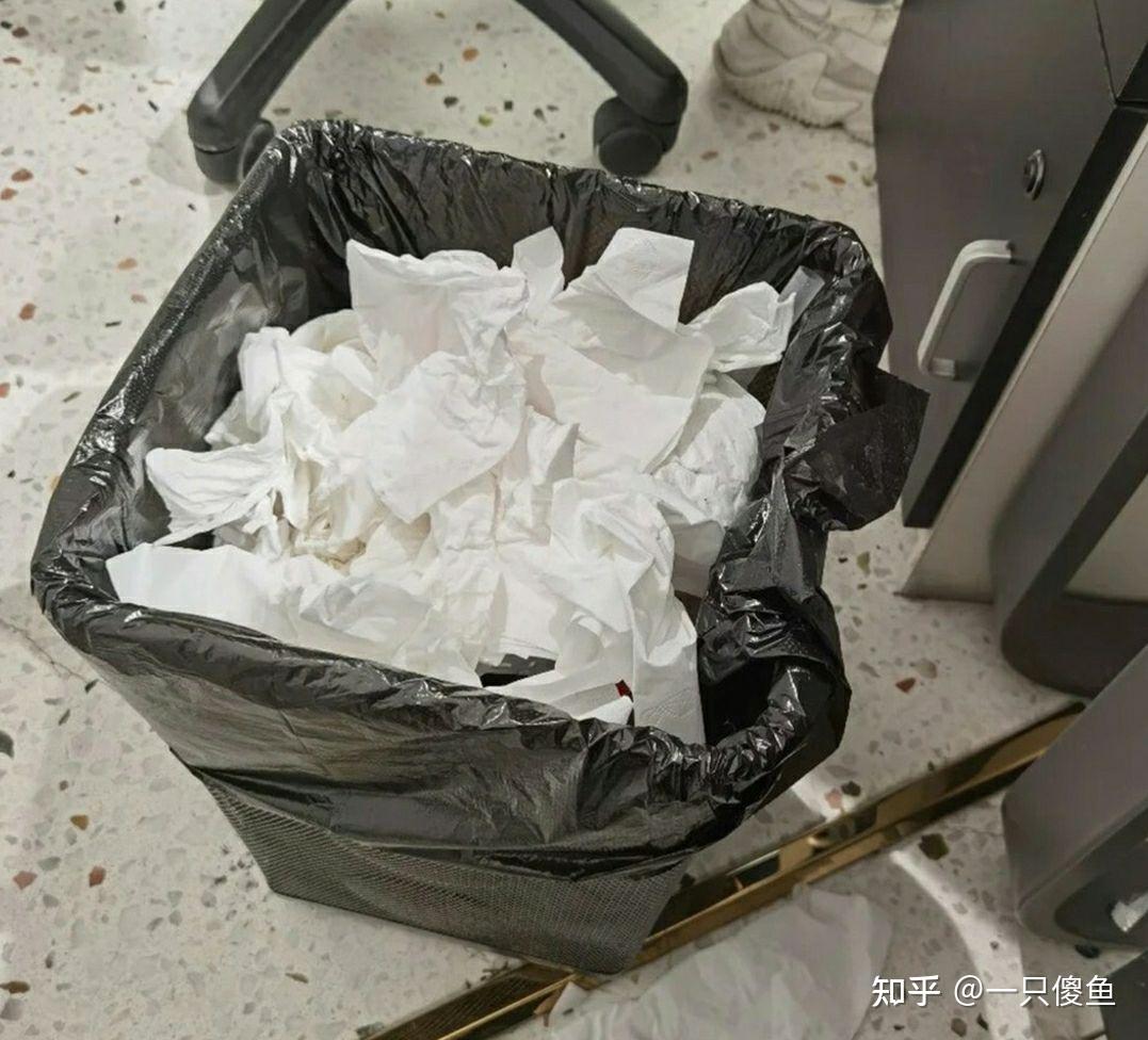 严重的时候不到半天擦鼻涕的纸就能装满一纸篓了