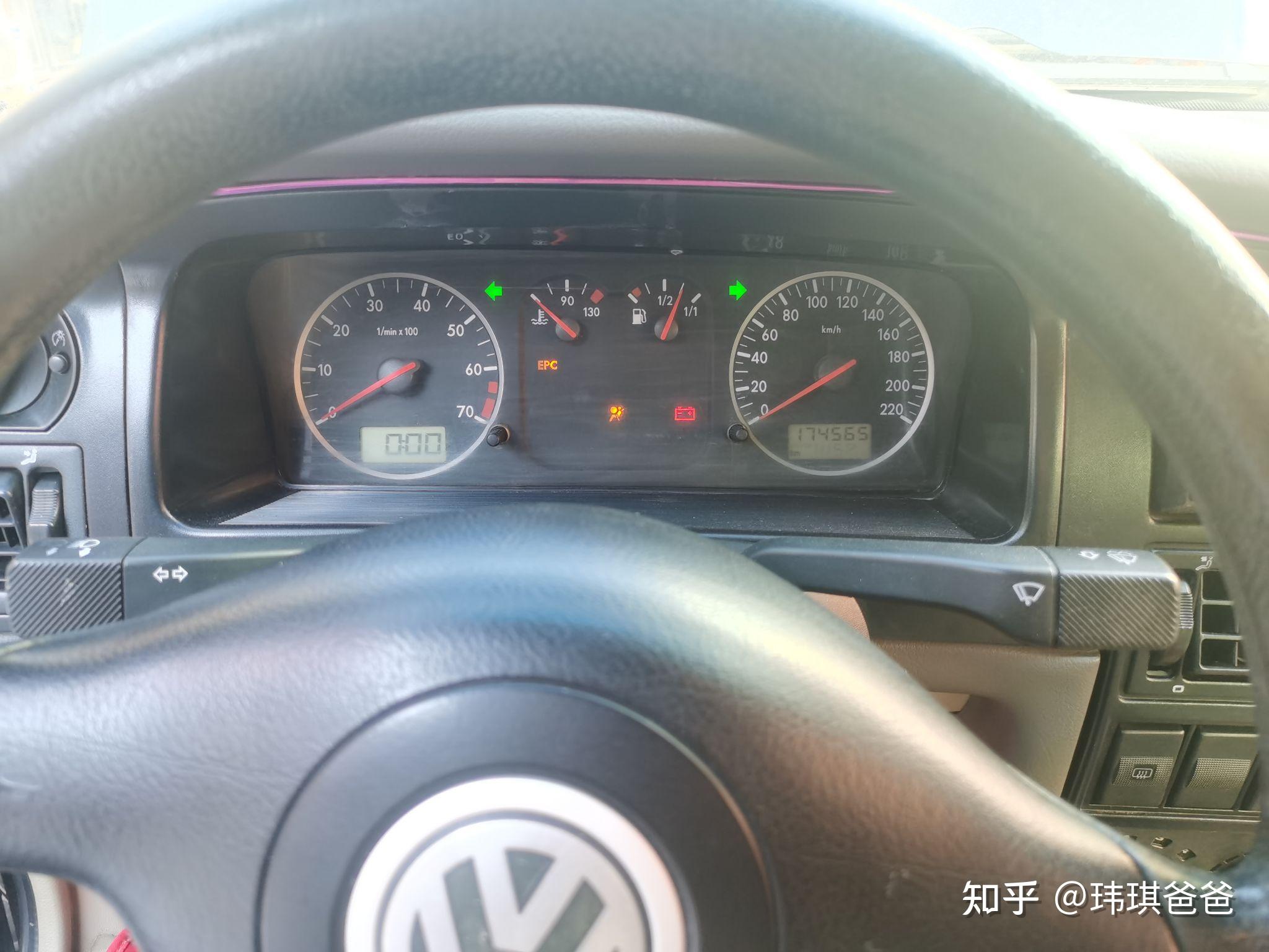 被救援车辆的仪表盘已经亮灯了,说明车辆已经完成通电,可以启动车辆了