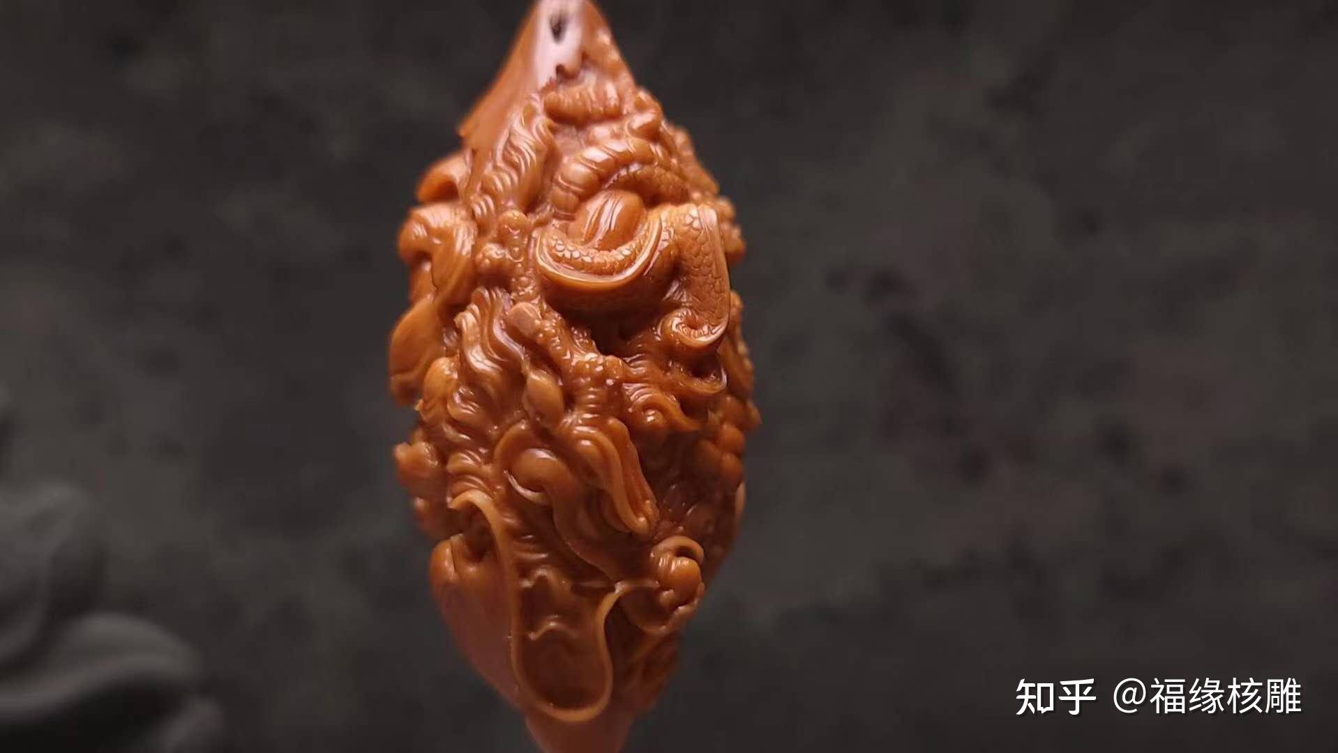 夏天空调房里的核雕