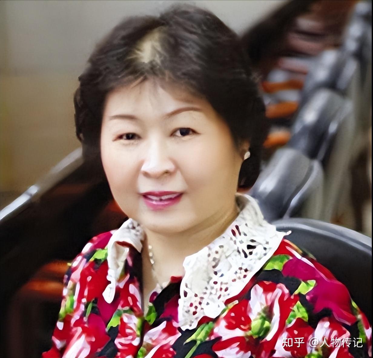 玖龙纸业张茵：“造纸女王”的开挂人生，靠收废纸成为首富 - 知乎
