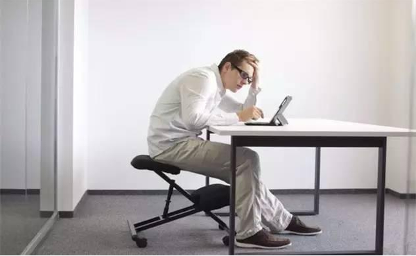 半坐半躺玩手机