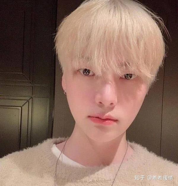 离婚7个月安宰贤发诡异自拍坏的爱情让人变成疯子