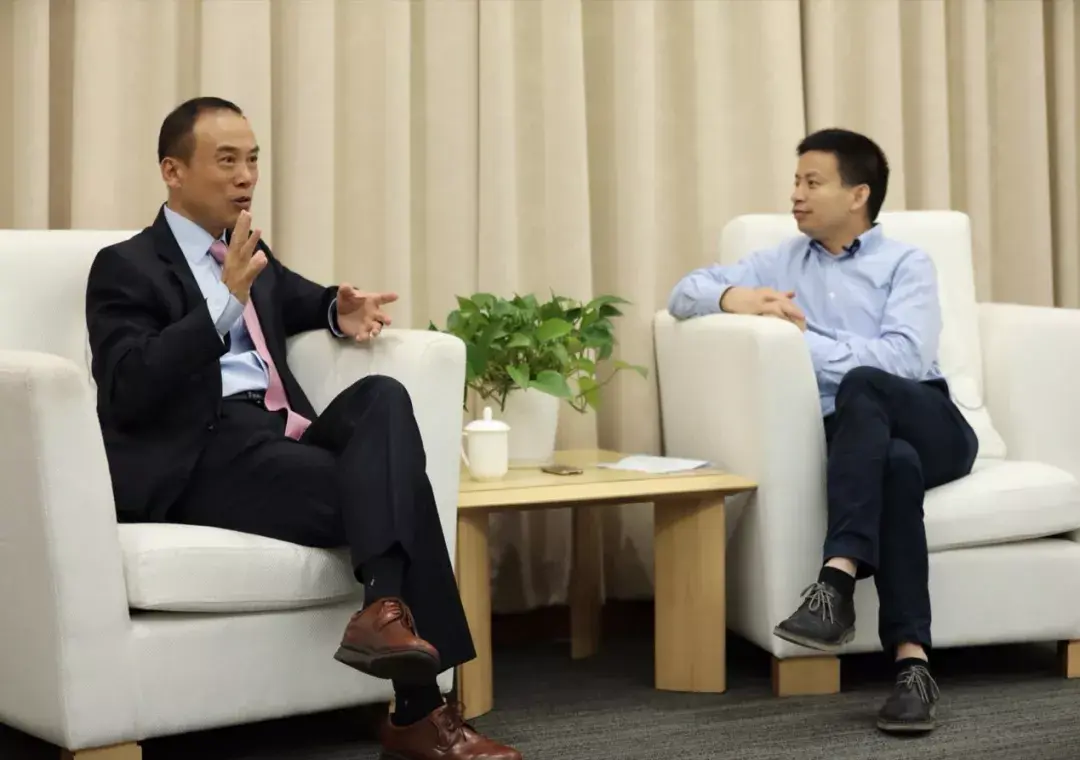 港中大(深圳)校长徐扬生(左)与中国教育在线总编辑陈志文(右)  中国