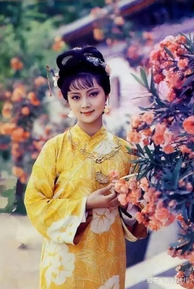 邓婕的王熙凤,形象是不太好塑造的.先来看看邓婕之前的妆造,是这样的.