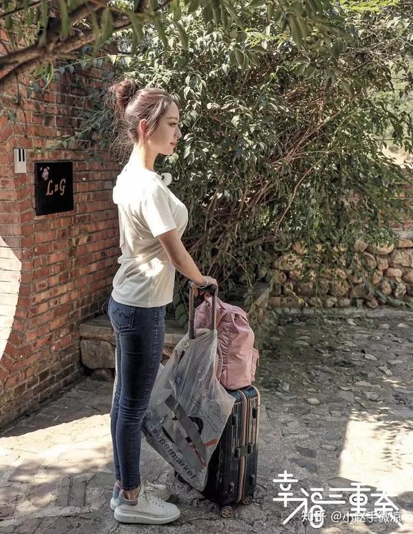 吉娜的大胸和网友的评论,哪个更low?