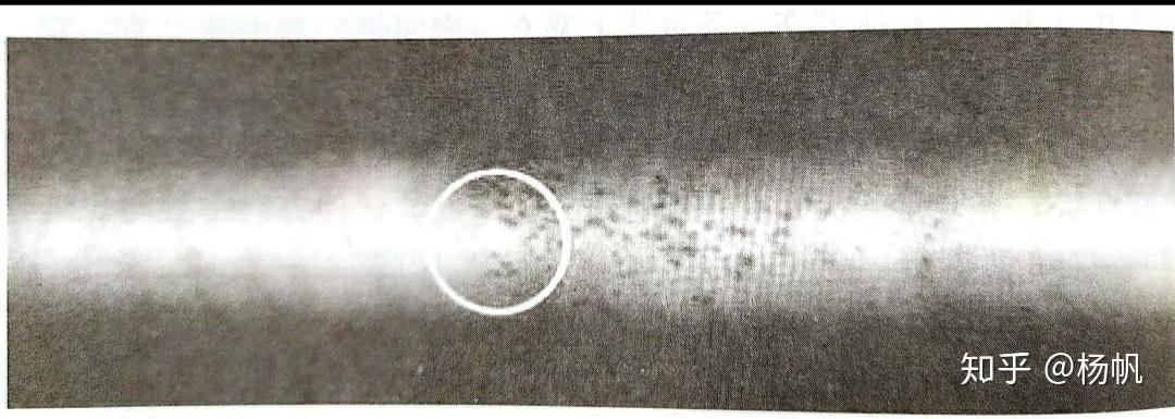 气孔是焊接时熔池中的气体未在金属凝固前逸出,残存于焊缝之中形成的