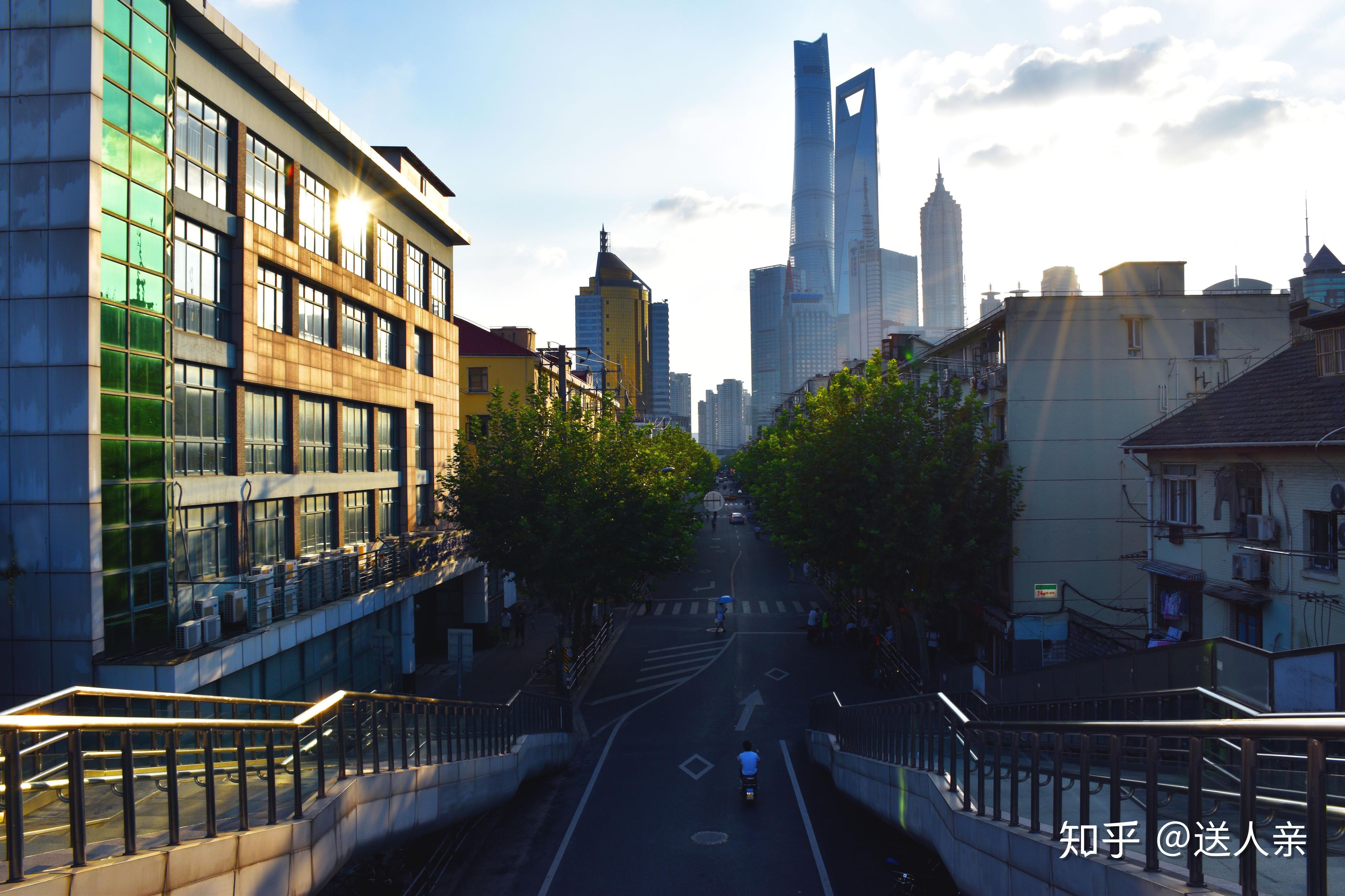 世纪大道从栖霞路直接步行到世纪大道,中途路过一家重庆面馆,点了份碗