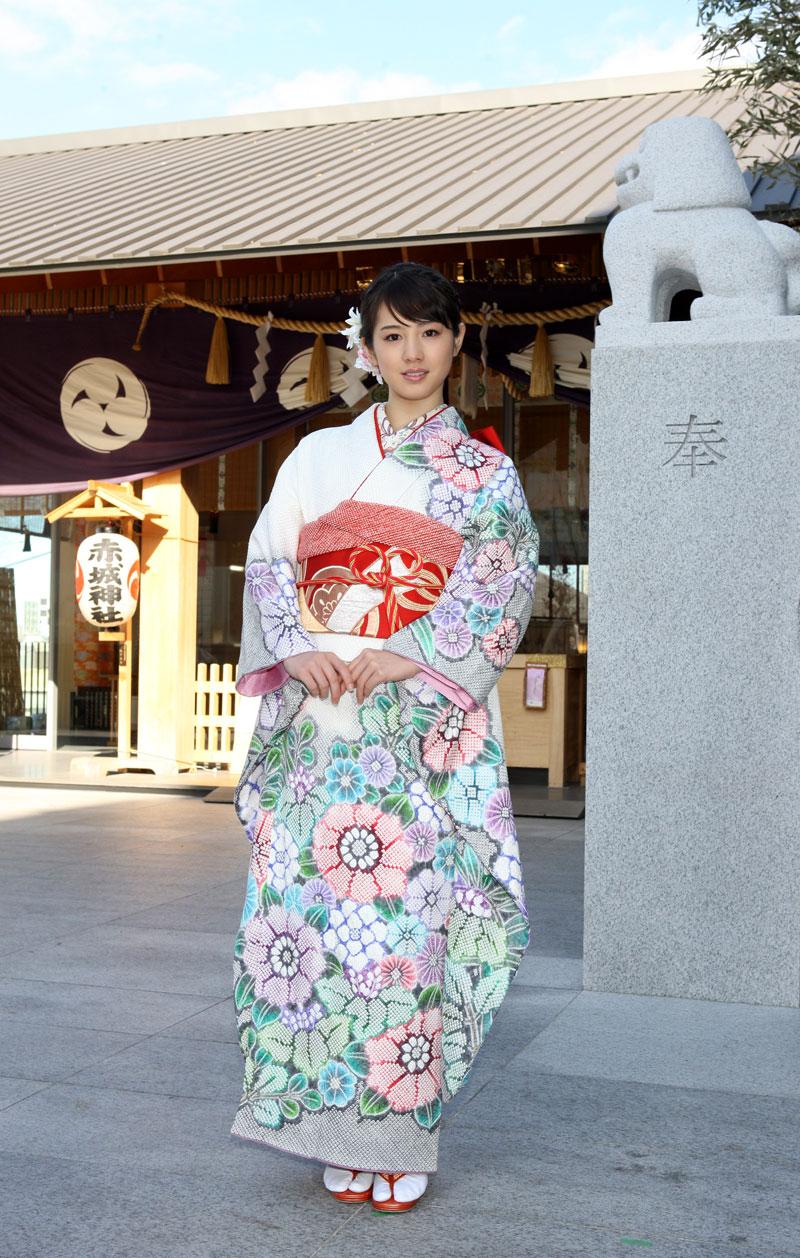 而且她显得比较小巧秀气,不会给人太多的侵略感.穿和服尤其好