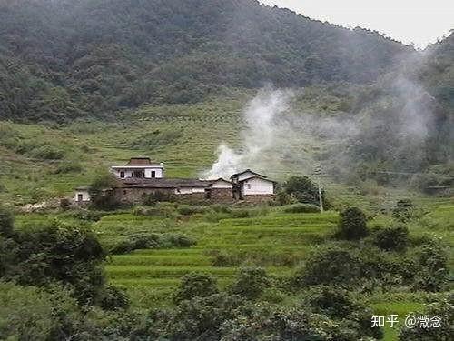 小时候放学回家,在远处远远地看着家里的方向,如果家里的烟囱冒烟的话