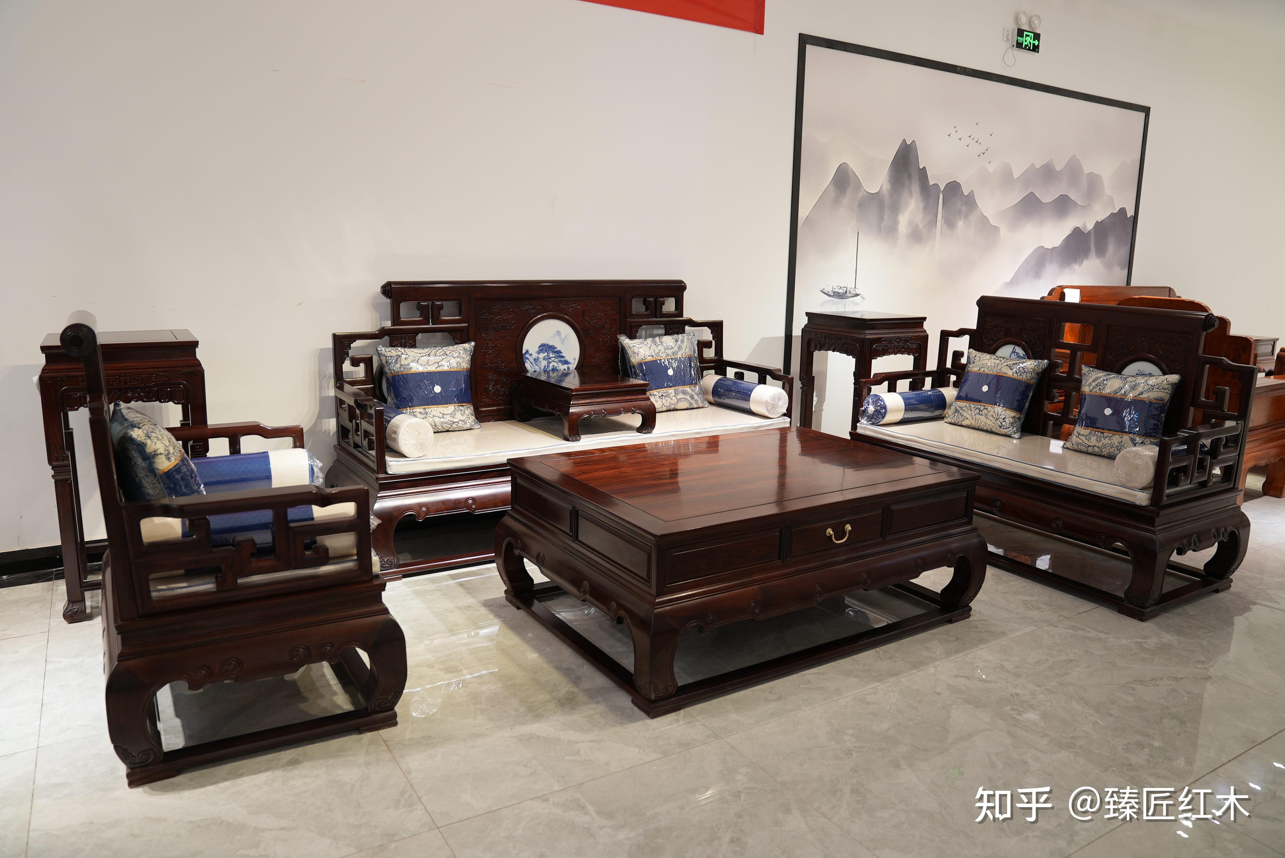 红酸枝木类,在红木国标中属于豆科的黄檀属,包括巴里黄檀,赛州黄檀