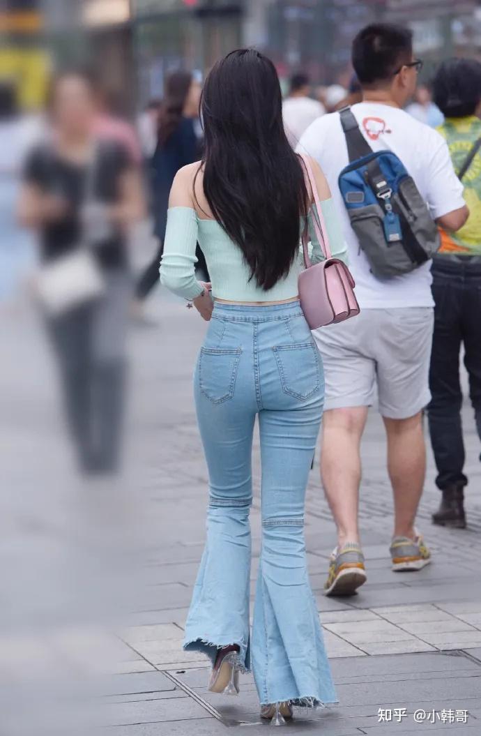 街拍女神穿牛仔裤的时尚女生