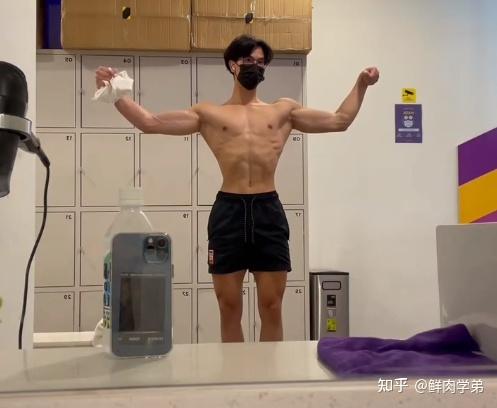 真实故事:瘦人增肌5年才有的身材,这大胸肌和腹肌不是打卡一两年就有 - 知乎